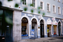 Außenansicht einer Reisebüro-Filiale mit mehreren Schaufenstern.